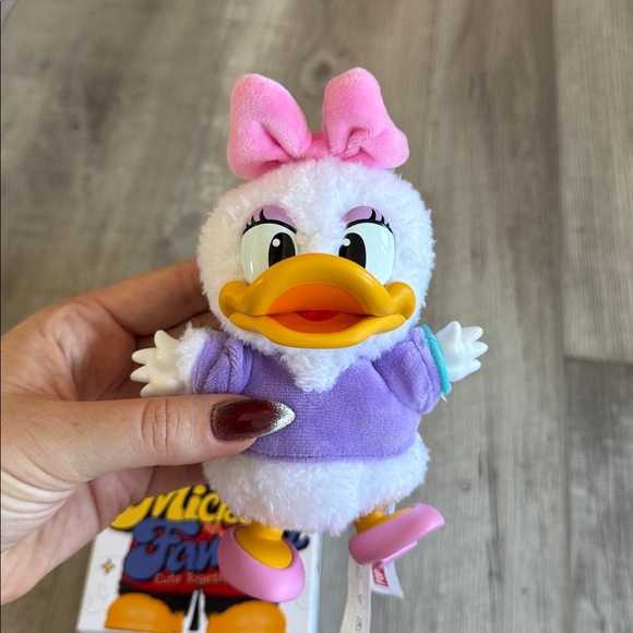 Popmart mickey family cute together daisy keychain - Picture 2 of 3